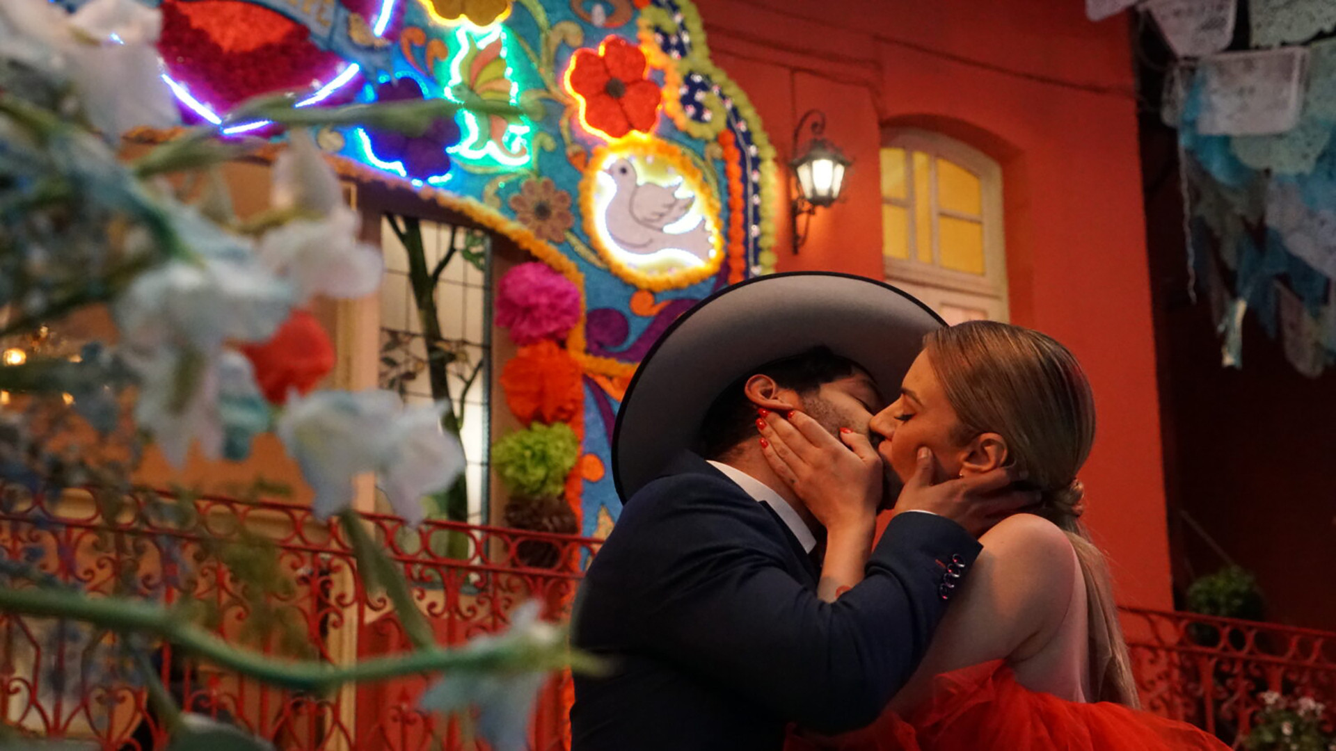 Juntos pero no revueltos Background