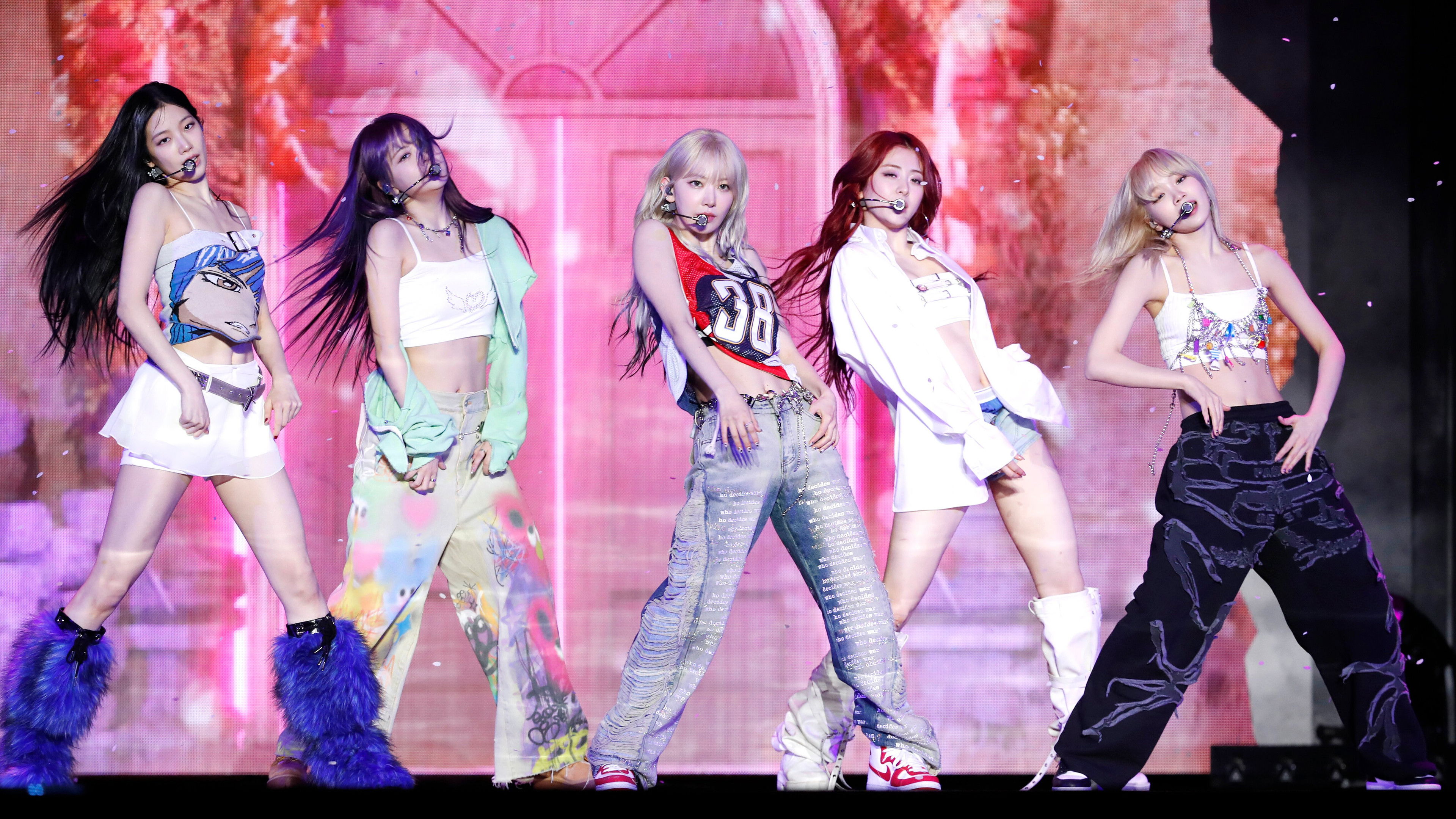 LE SSERAFIM COMEBACK SHOWCASE ‘EASY’ Background