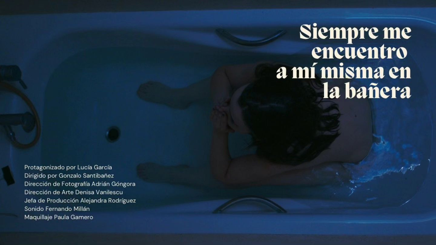 Siempre me acabo encontrando a mi misma en la bañera Background