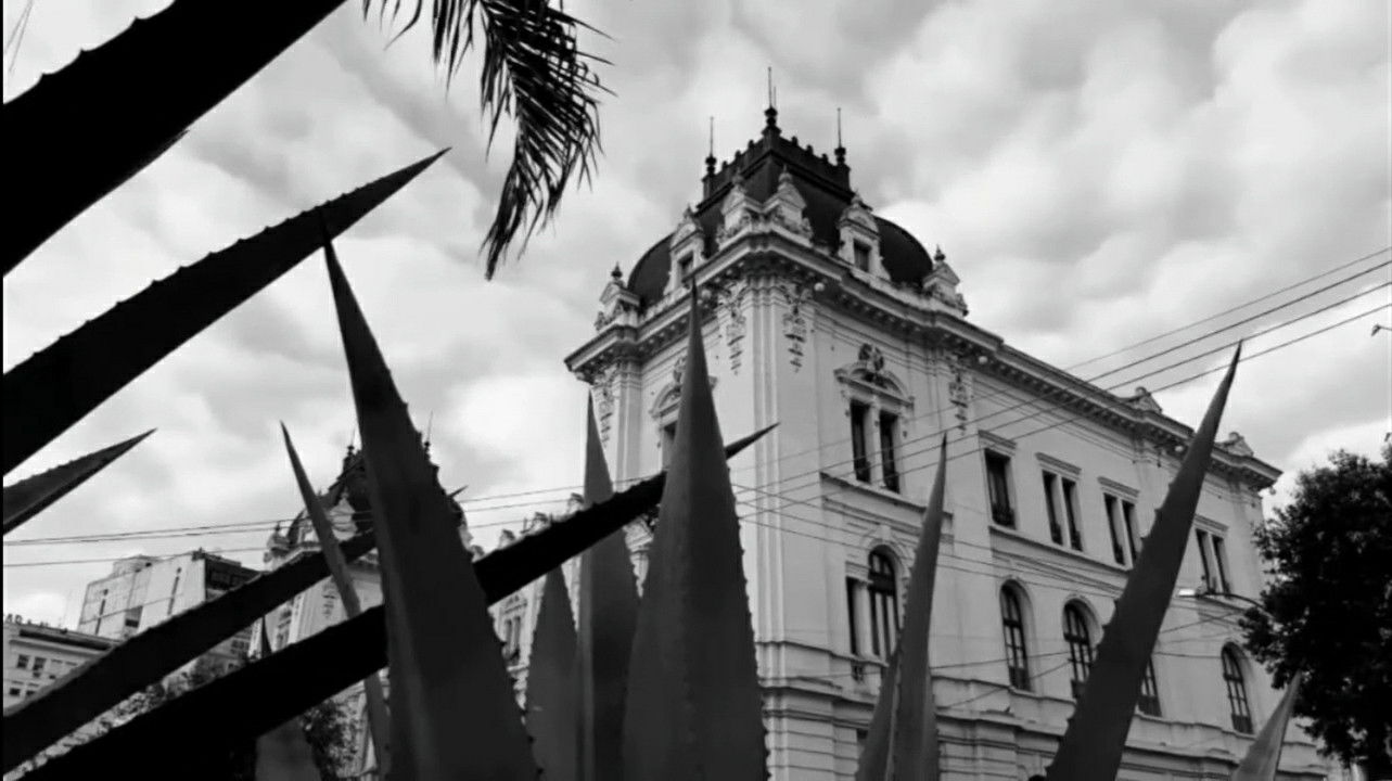 Le Temps Passe Background