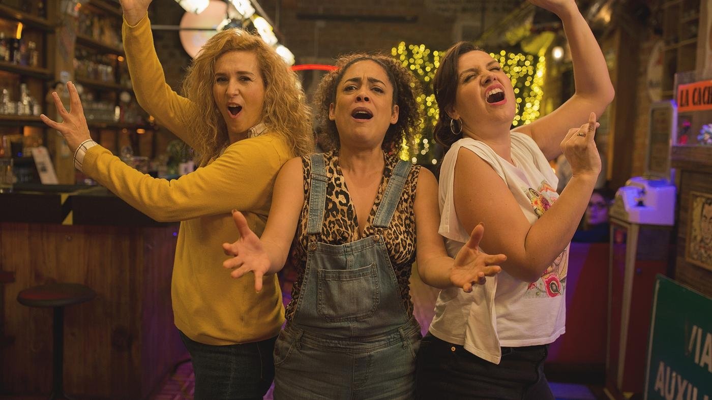 Locos de amor 3 Background