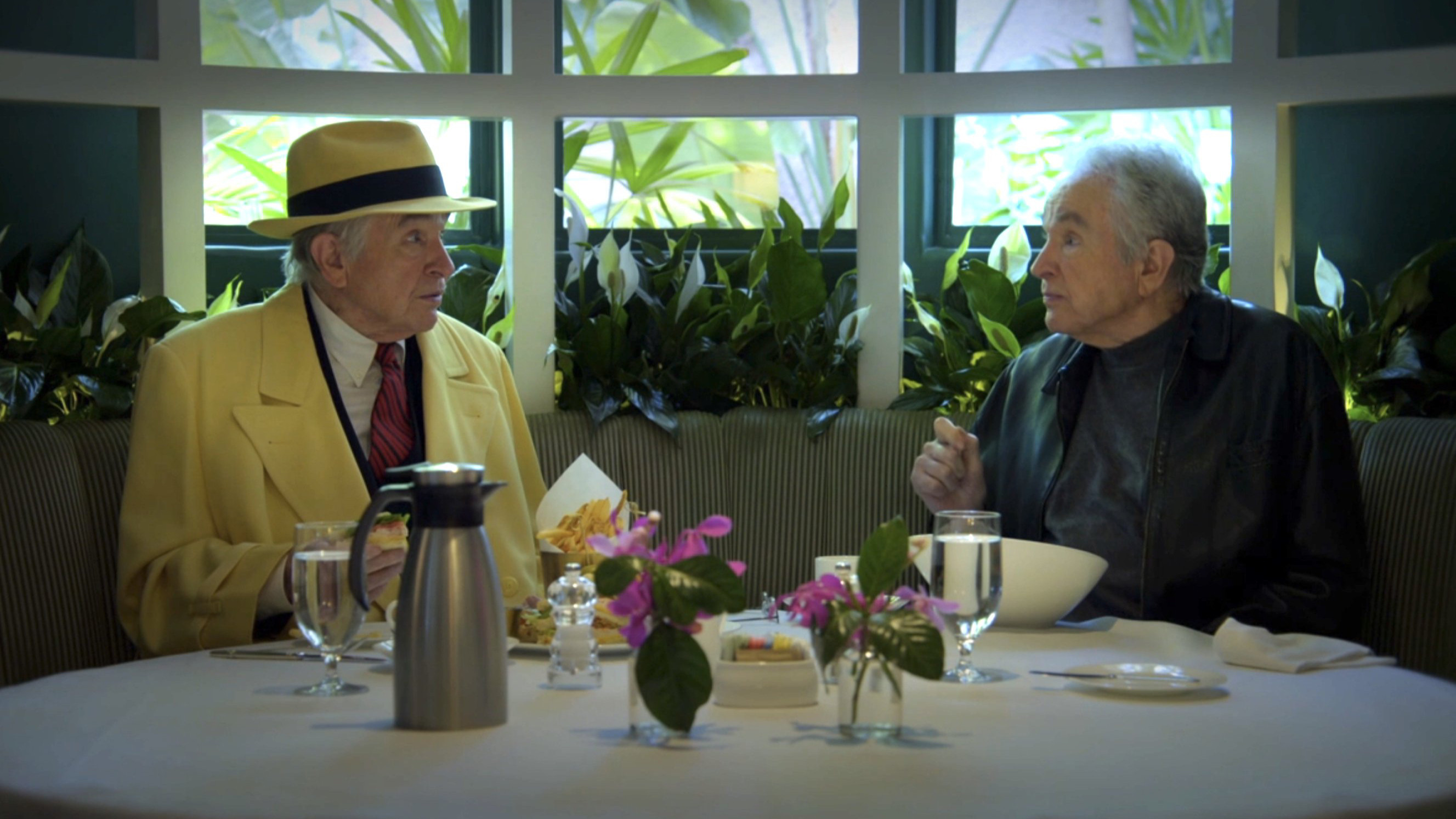 Dick Tracy Special: Tracy Zooms In Background