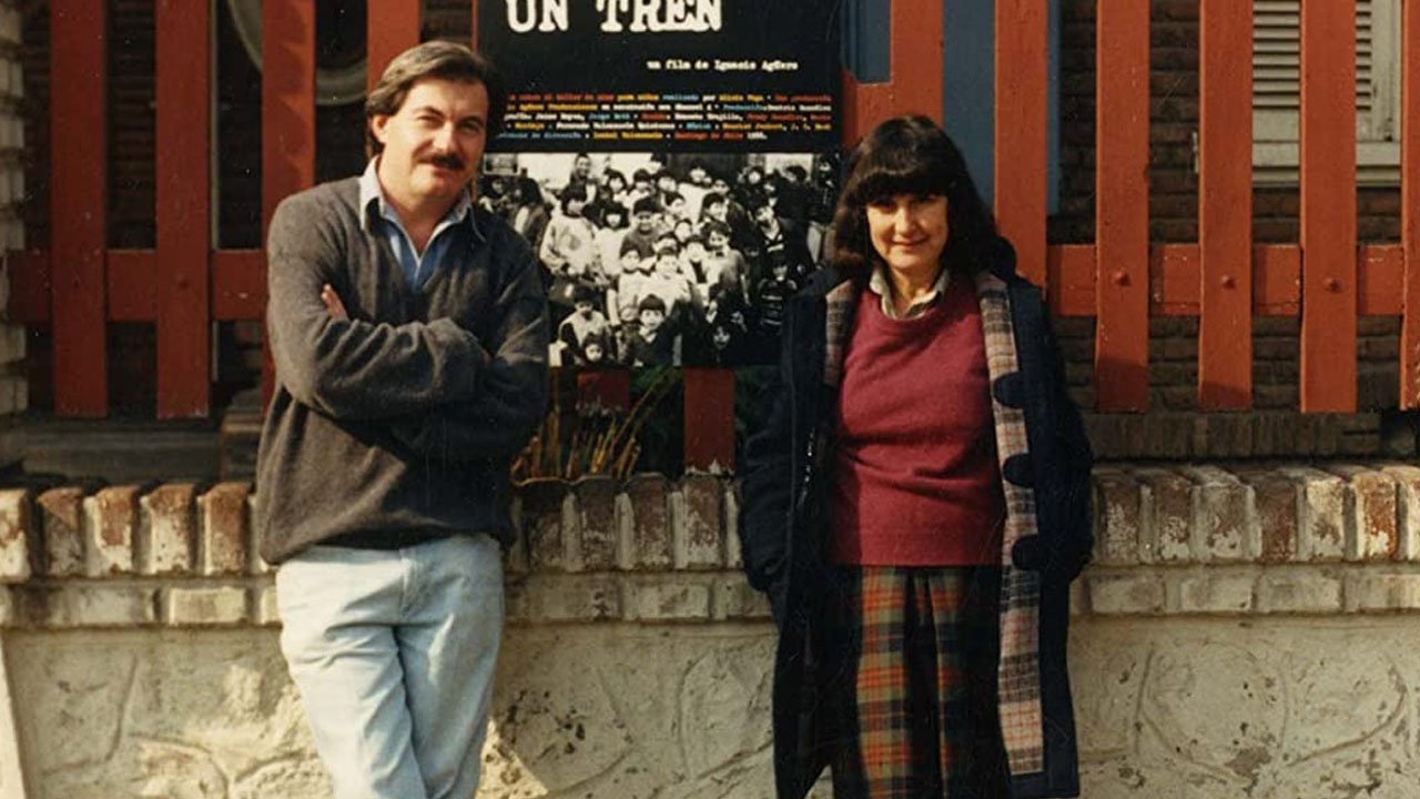 Cien niños esperando un tren Background