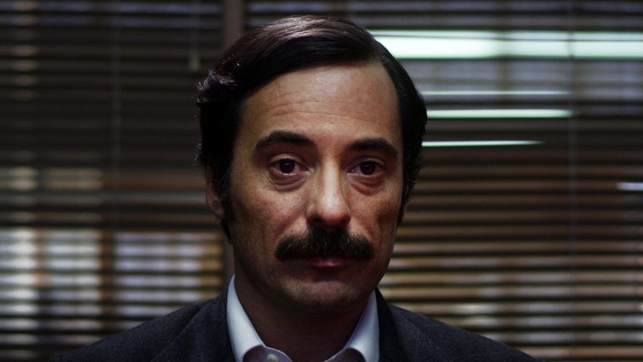 La larga noche de Francisco Sanctis Background