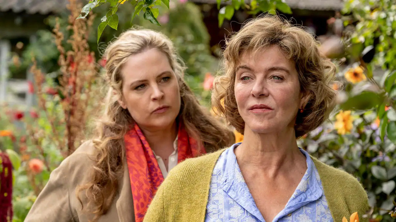 Meine Mutter gibt es doppelt Background