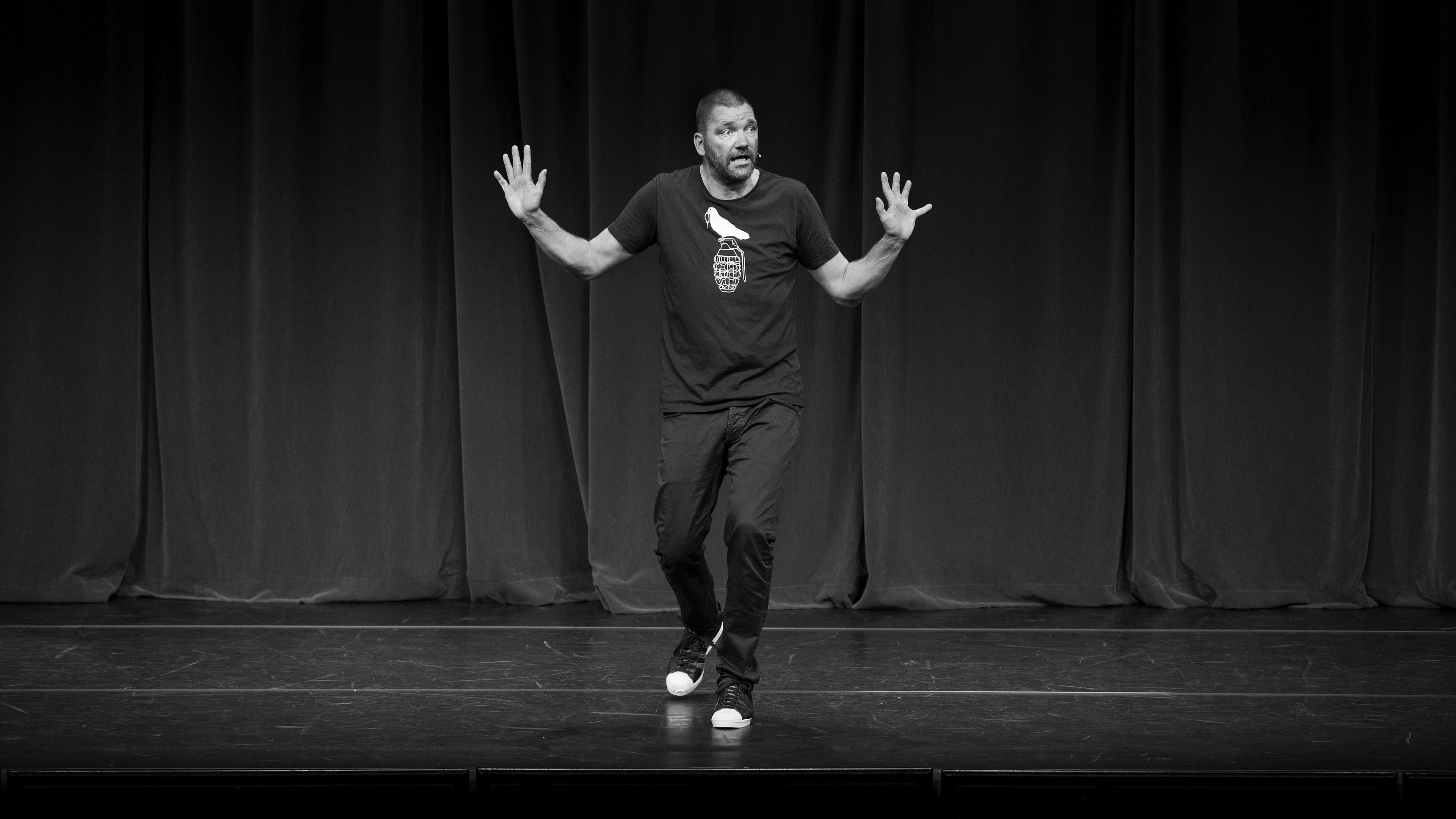 Theo Maassen: Vankwaadtoterger Background