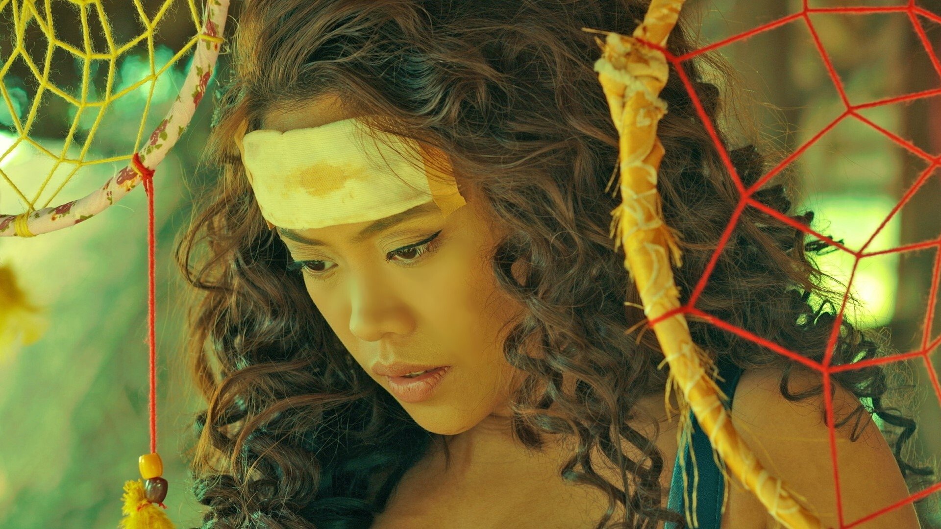 Ang Babaeng Walang Pakiramdam Background