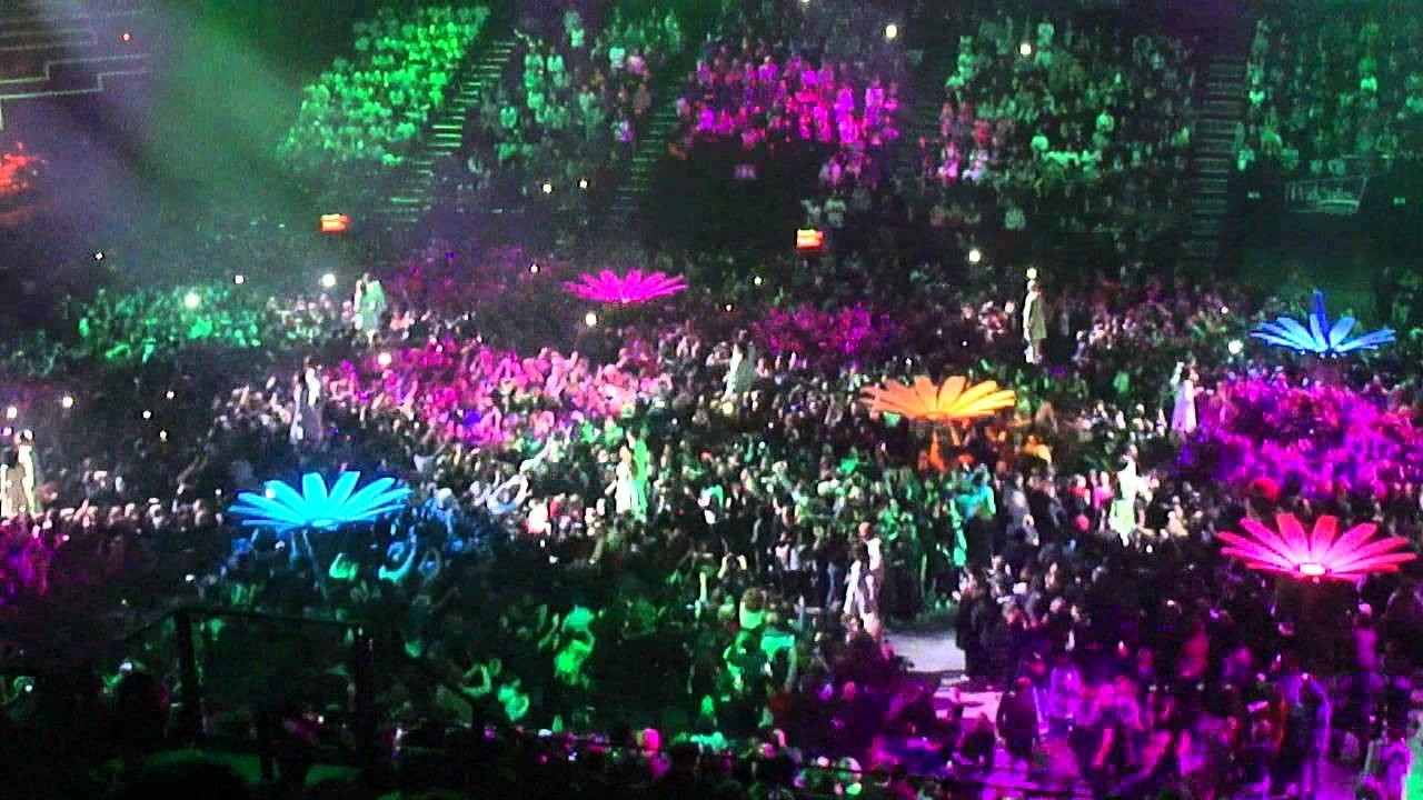 Les Enfoirés 2015 - Sur la route des Enfoirés Background