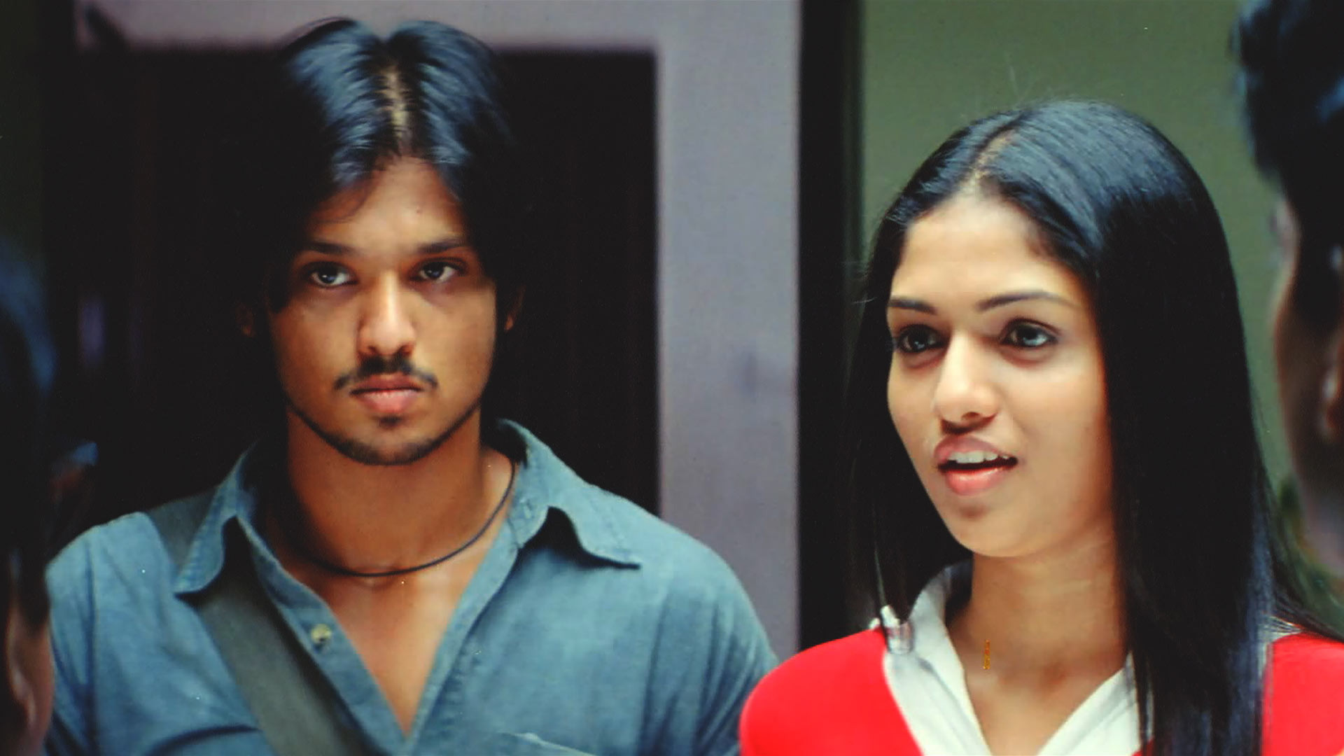 Kadhalil Vizhunthen Background