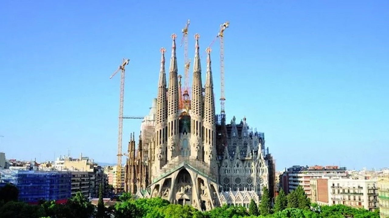 SAGRADA: El misteri de la creació Background
