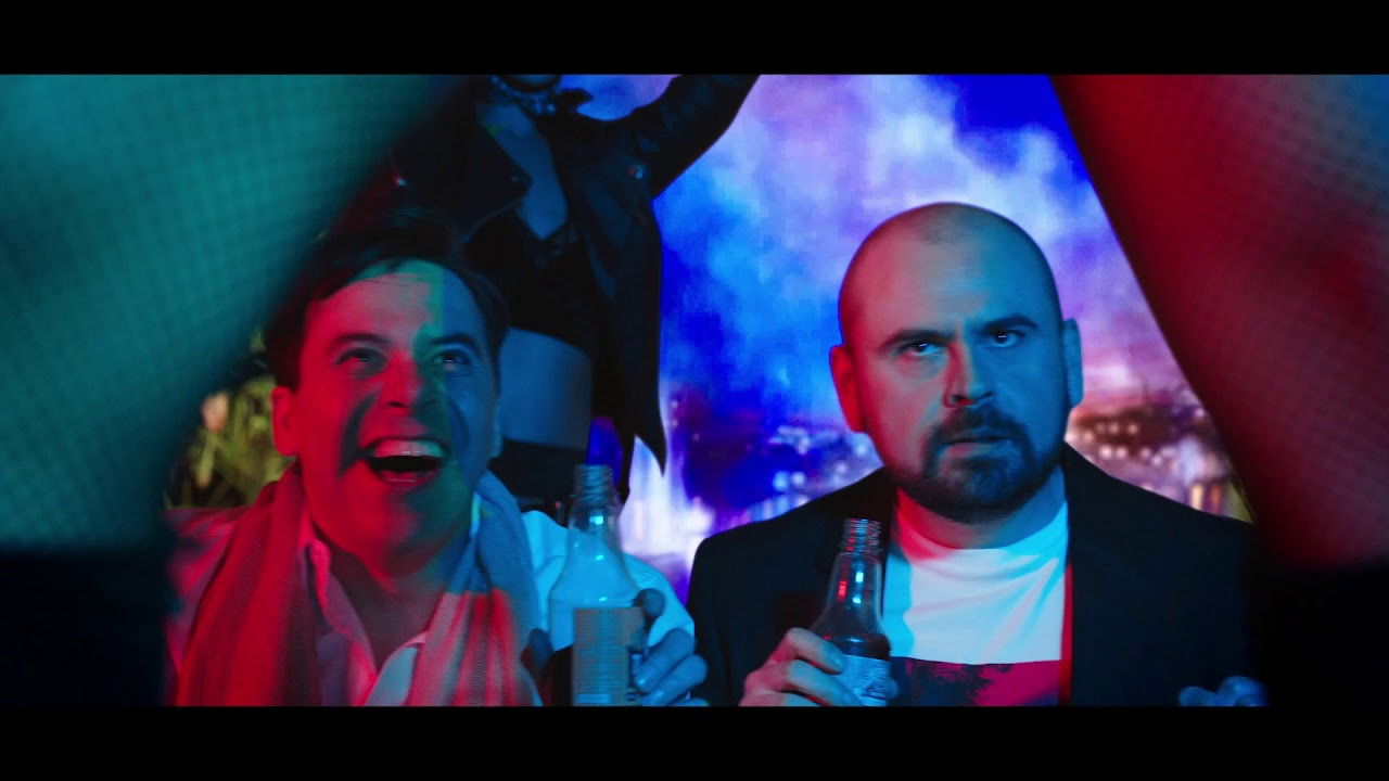 No andaba muerto, estaba de parranda Background