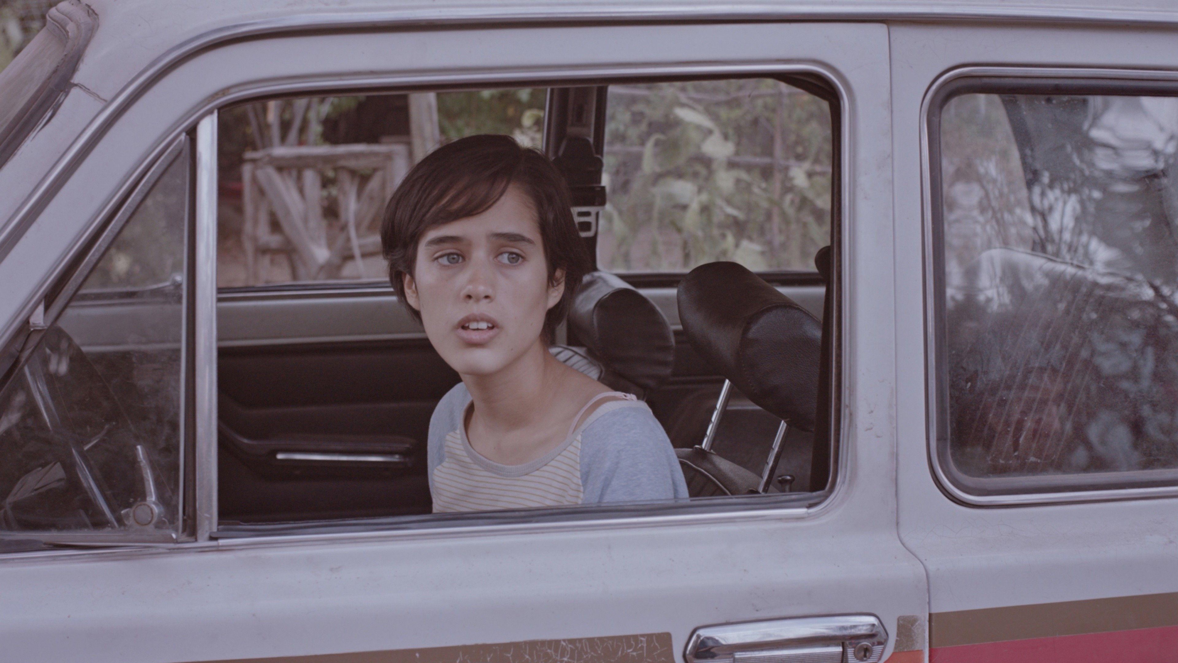 Tarde para morir joven Background