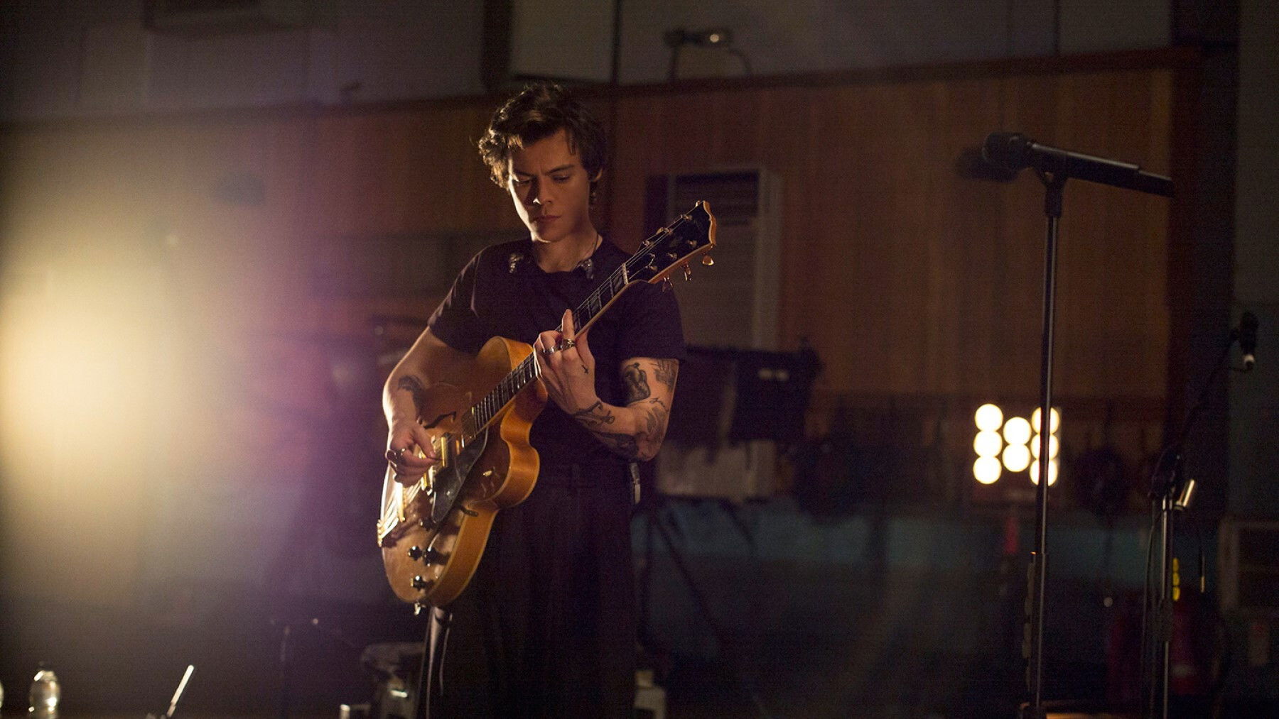 Harry Styles: Behind the Album - The Performances Background
