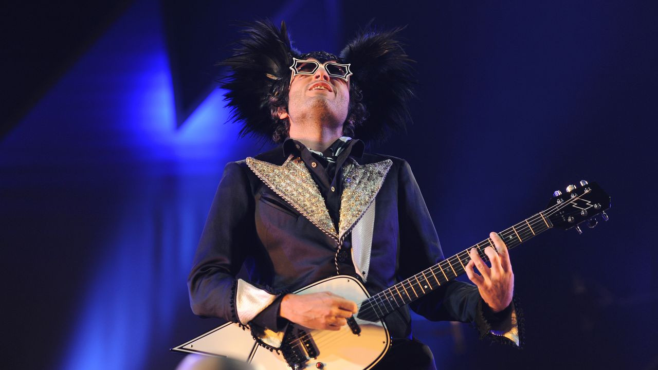 M - Le Tour de M Background