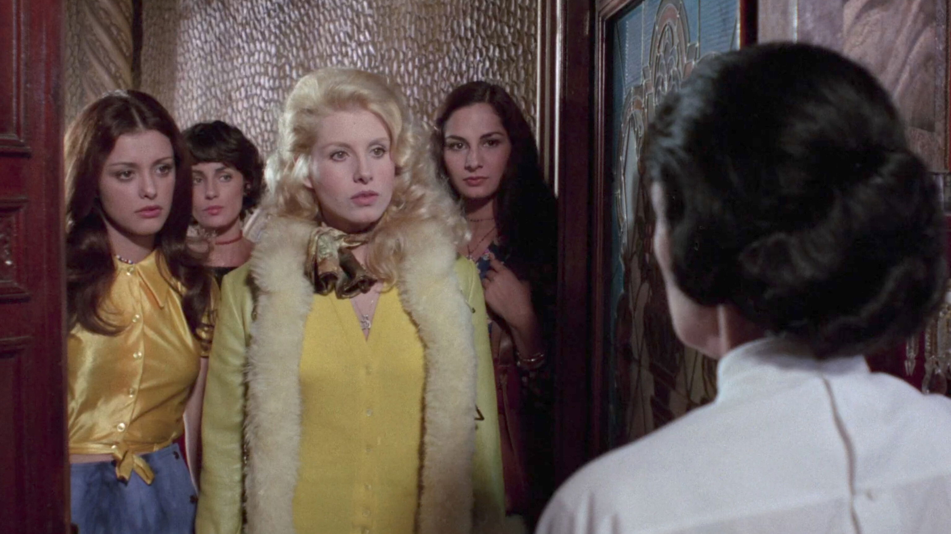 Más negro que la noche Background