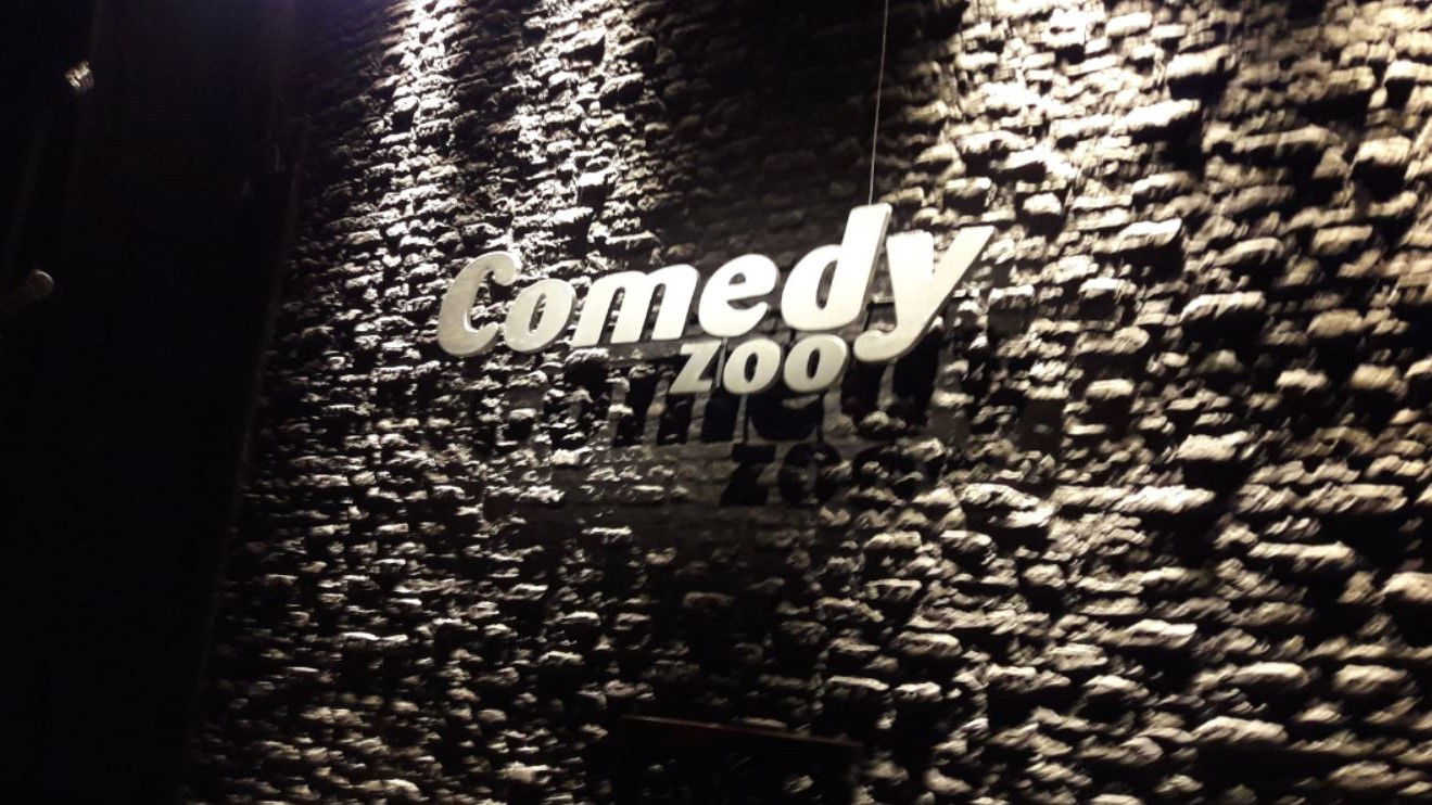 Ikke for Sjov Background