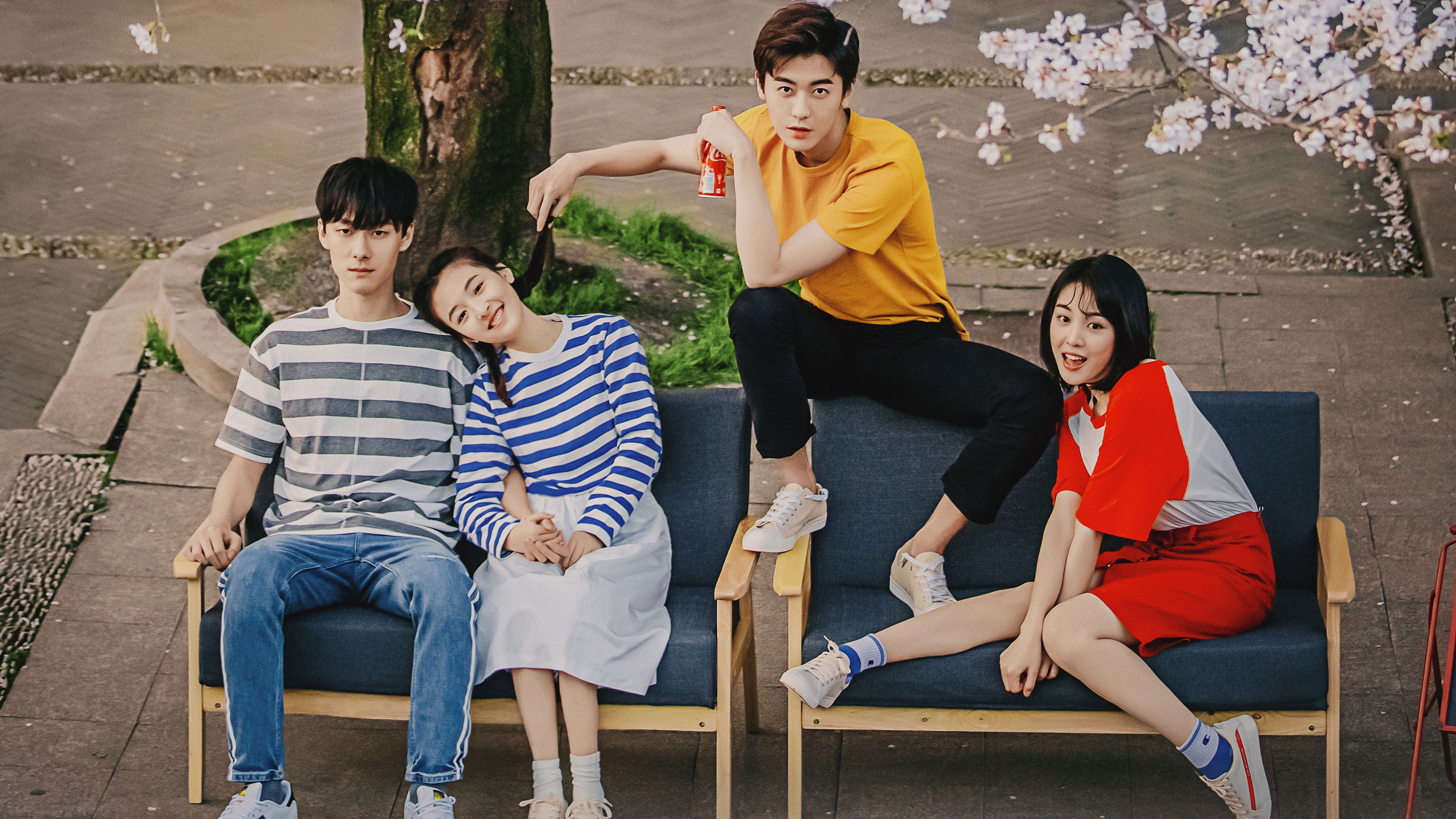 Le Coup de Foudre Background