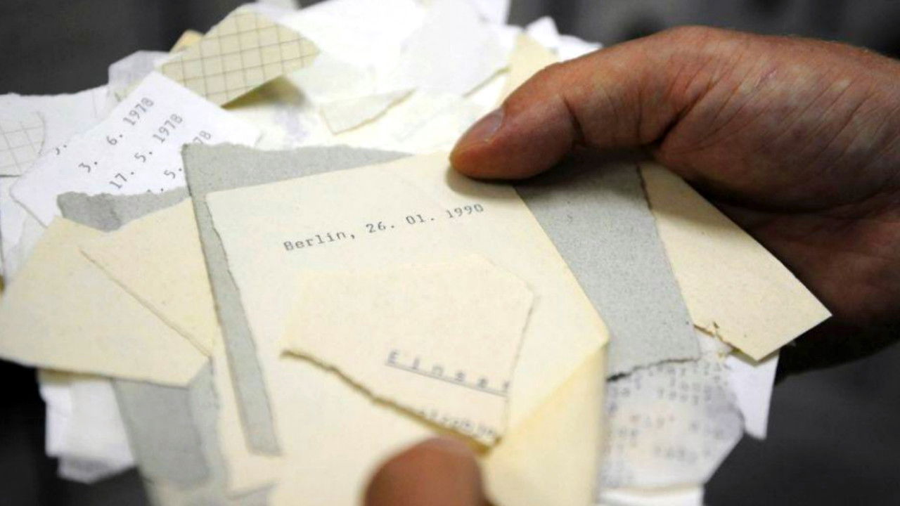 Stasi, un État contre son peuple Background