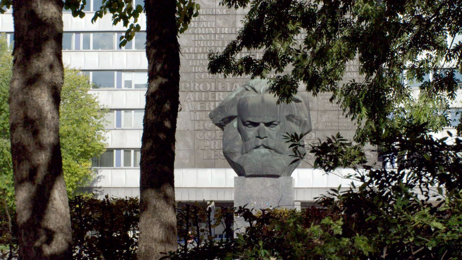 Karl Marx und seine Erben Background
