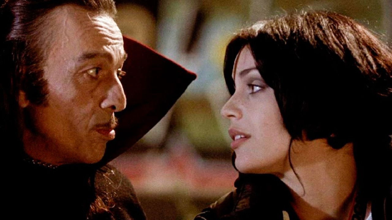 Zora la vampira Background