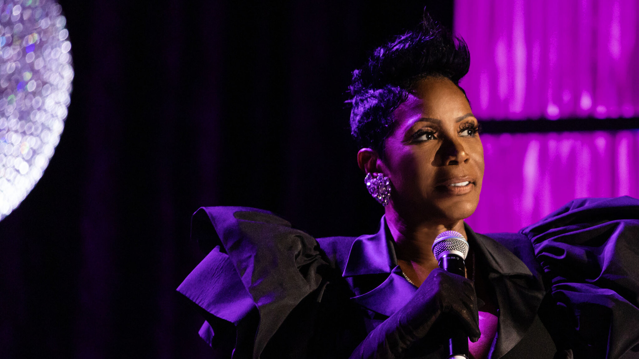 Sommore: Queen Chandelier Background