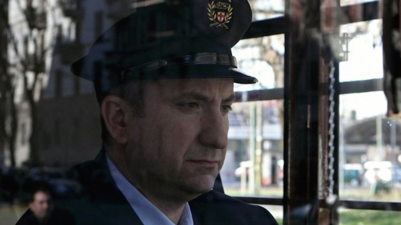 Intrepido: A Lonely Hero Background