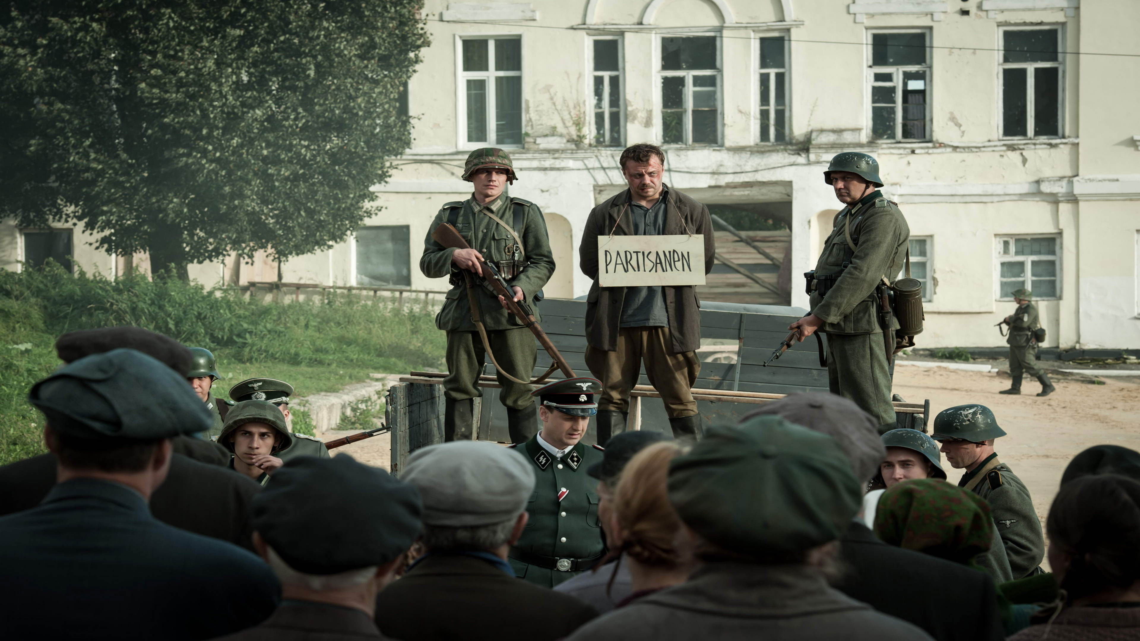 Сто дней свободы Background