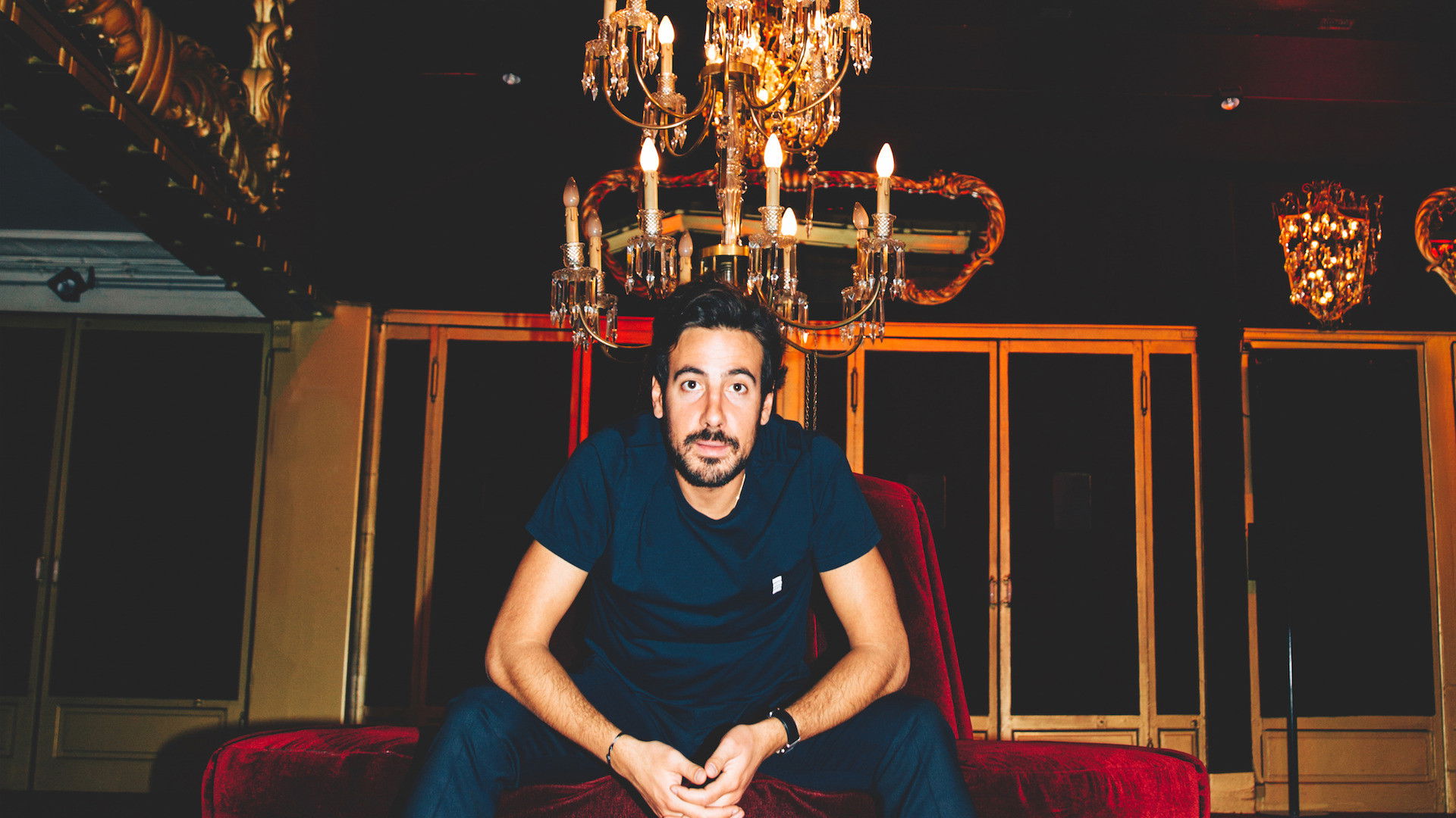 Maxime Gasteuil arrive en ville Background