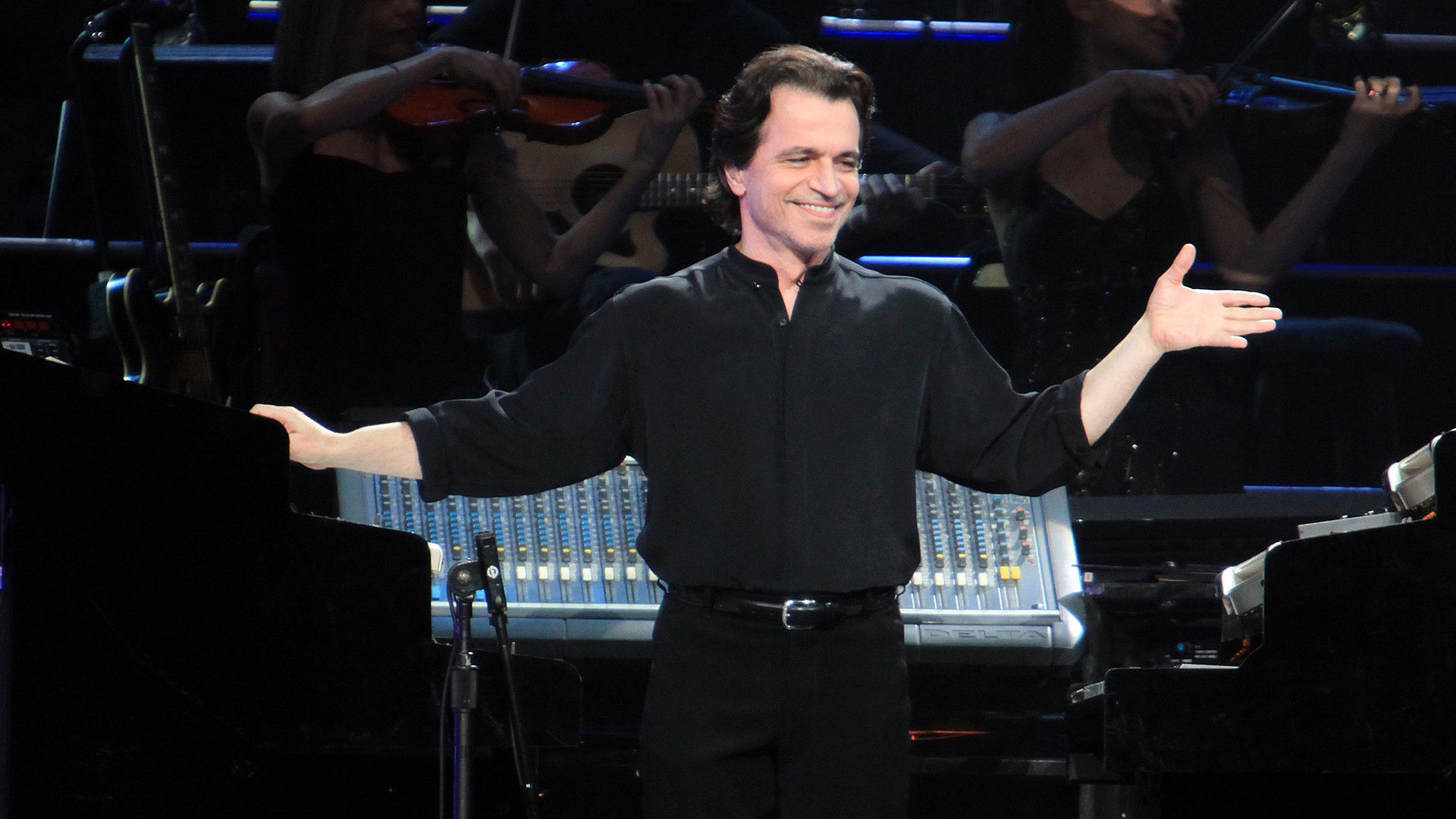 Yanni: Voices - Live from the Forum in Acapulco Background