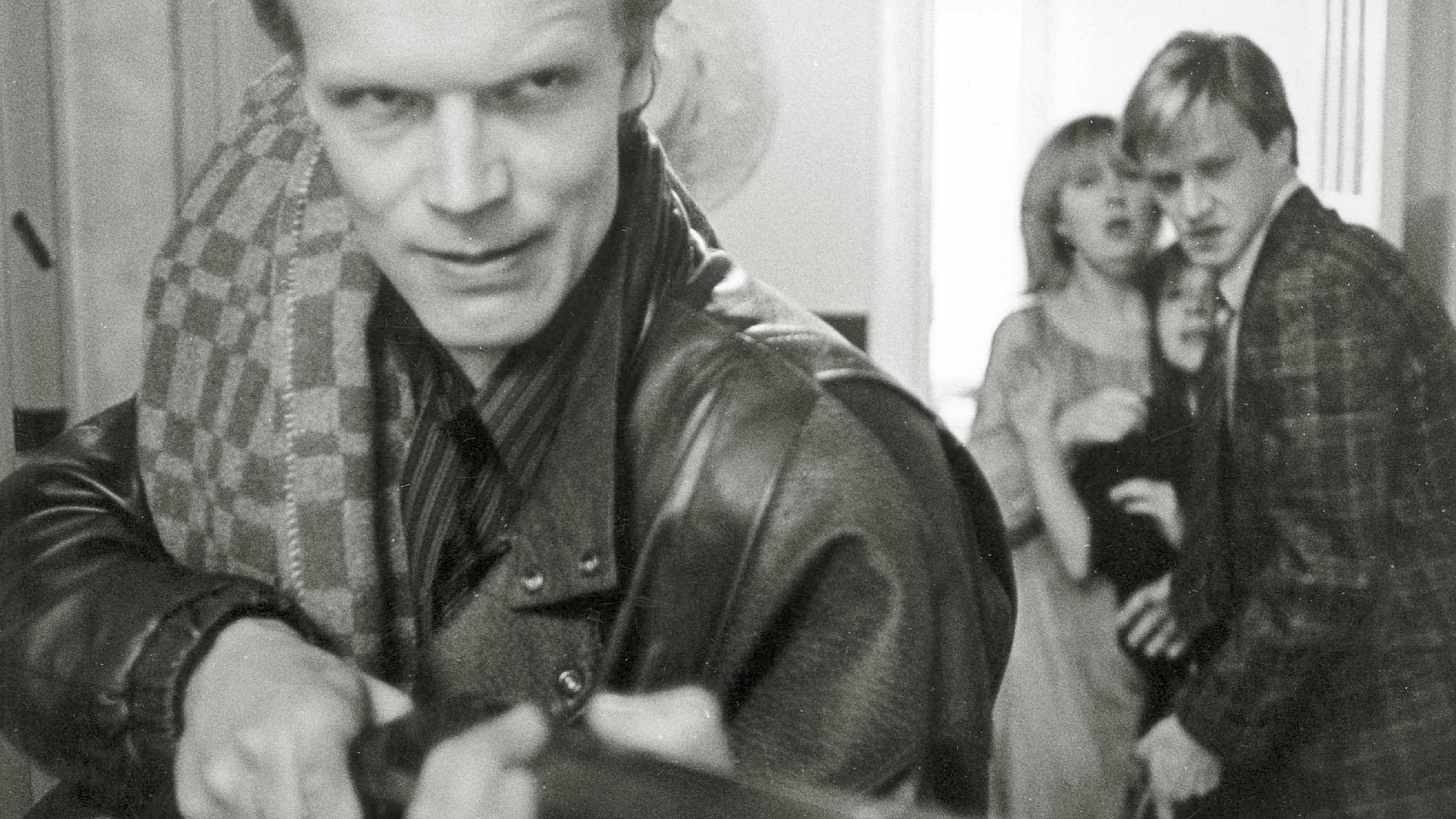 Lain ulkopuolella Background