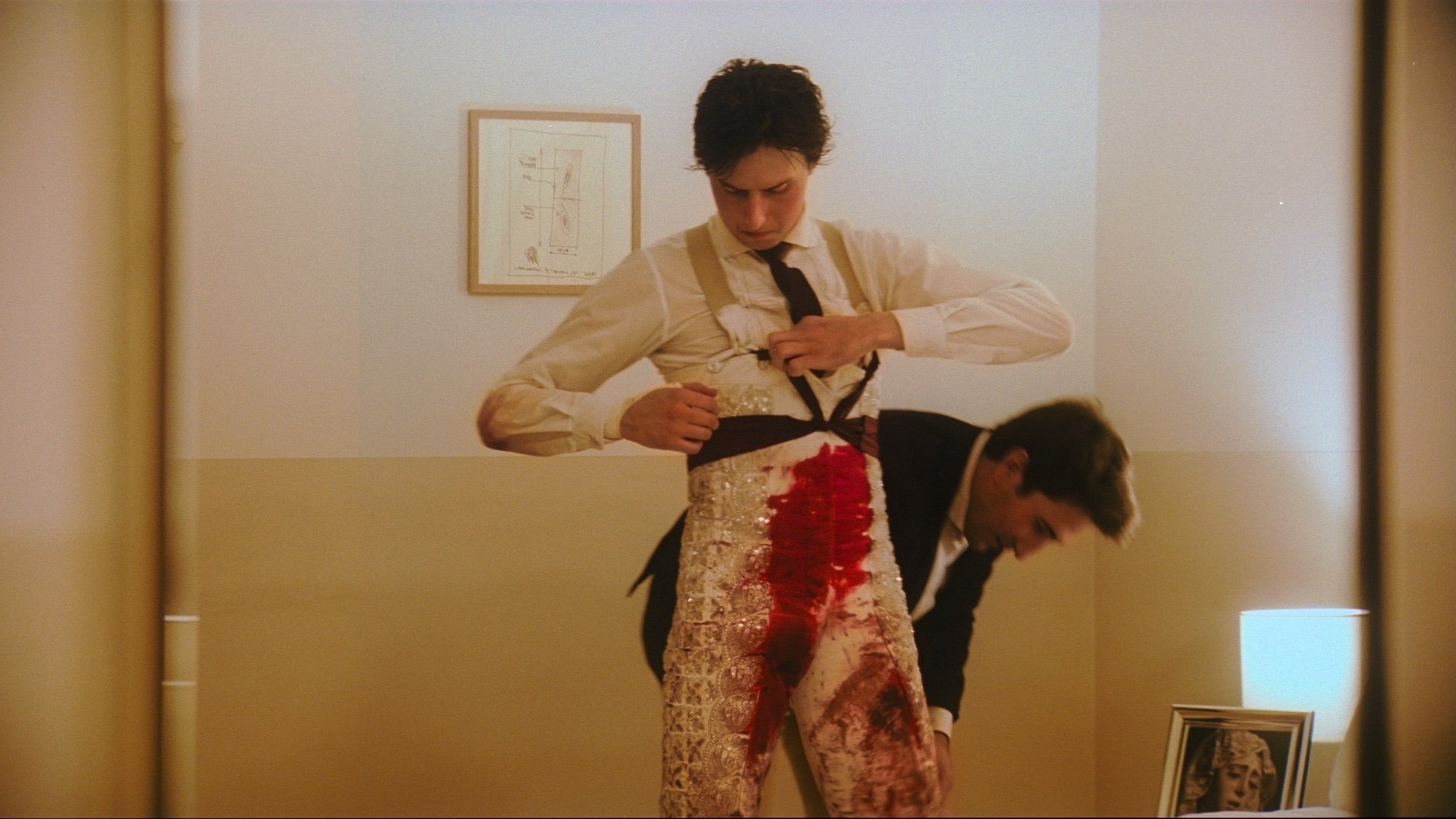 Tardes de soledad Background