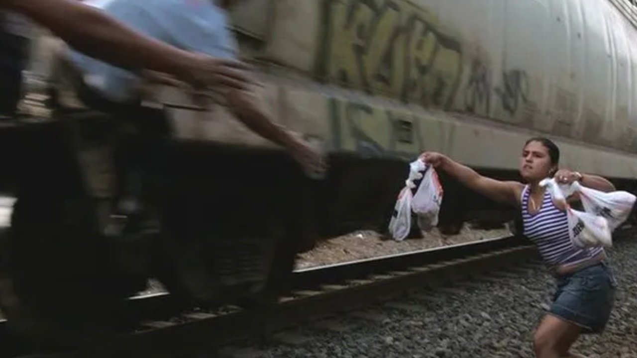 Llévate mis amores Background