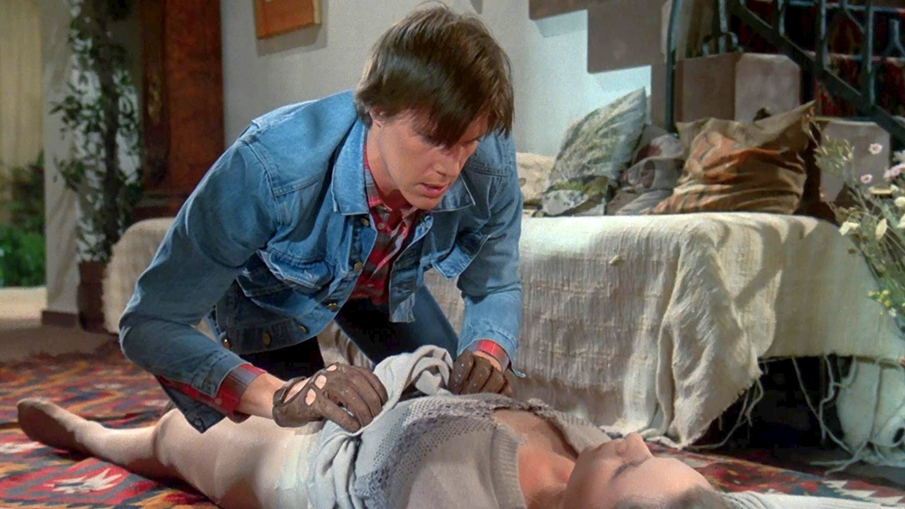 Julie Darling Background