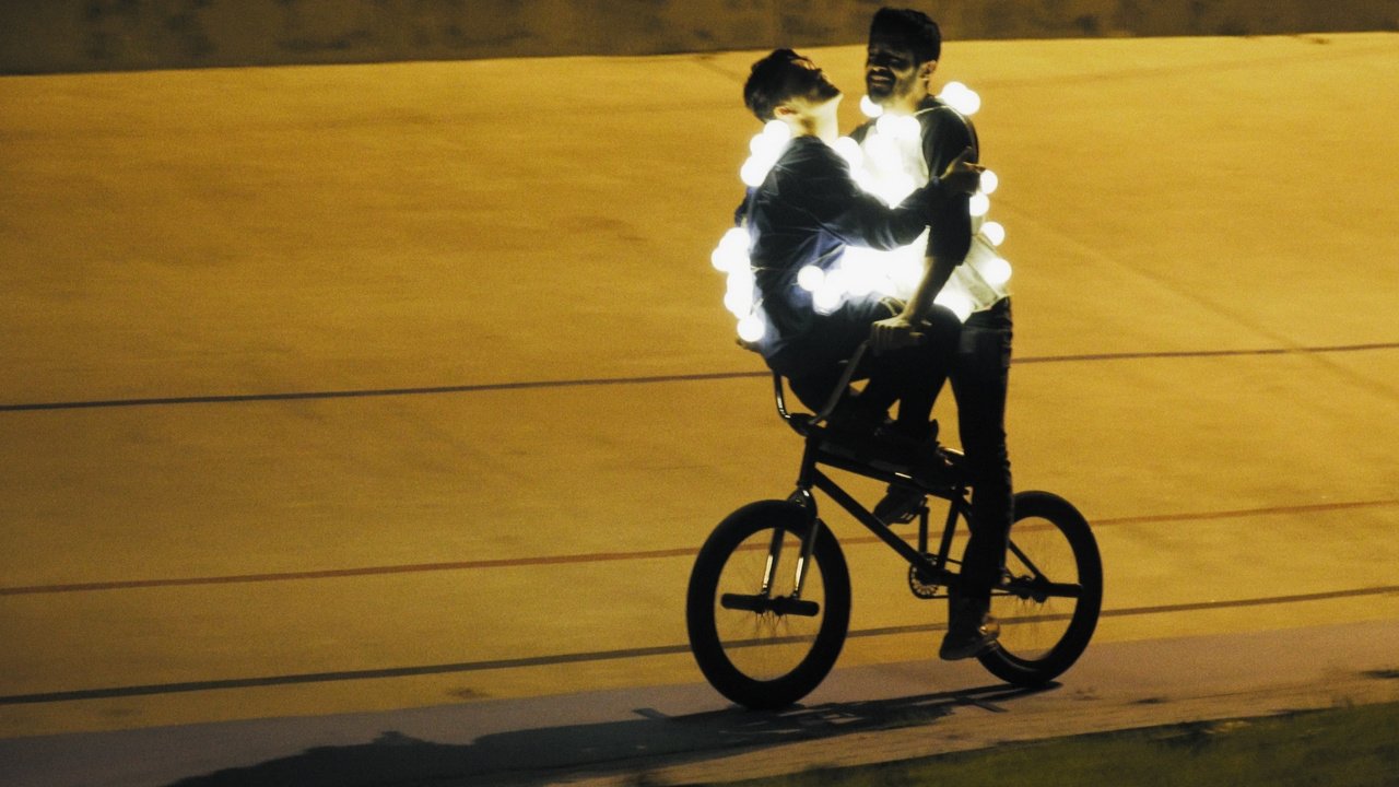 Atrás hay relámpagos Background