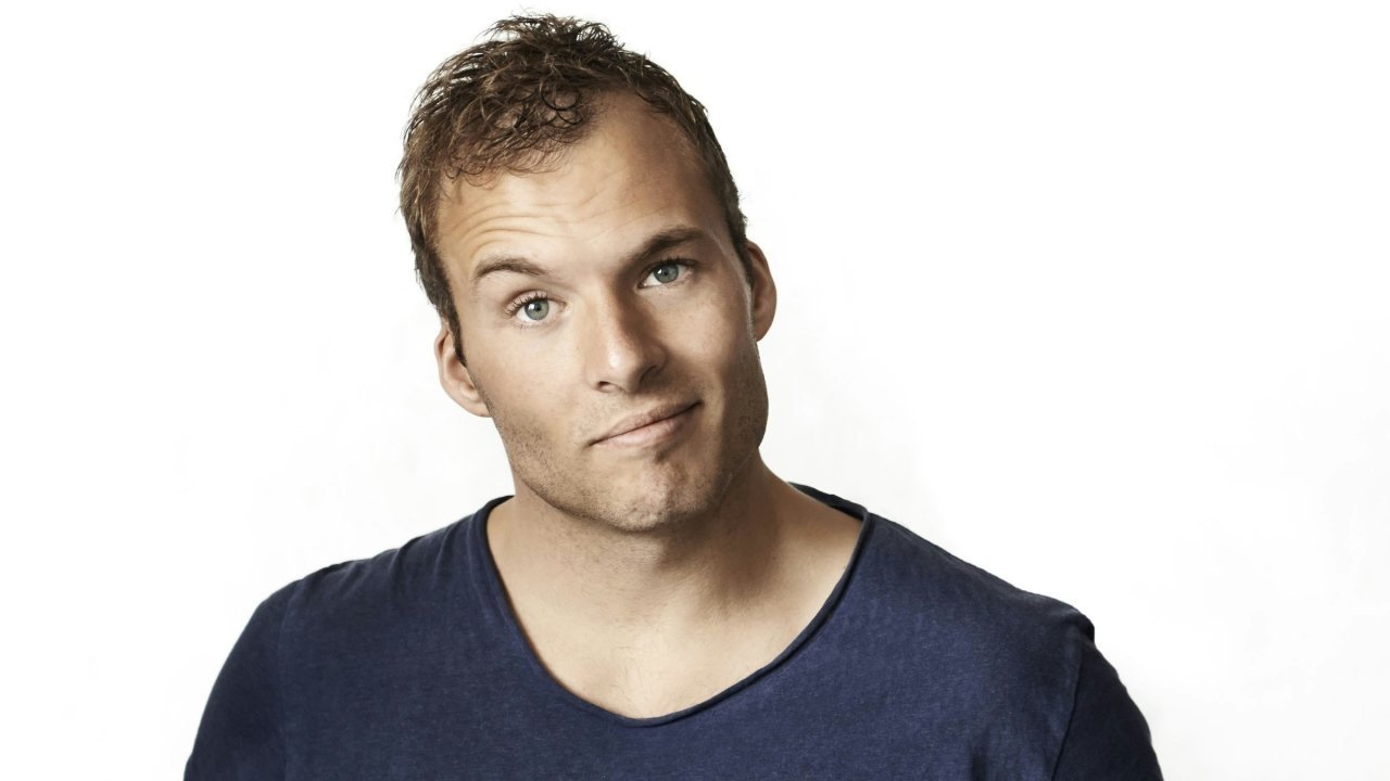 Simon Talbot: Talle Alene I Verden Background