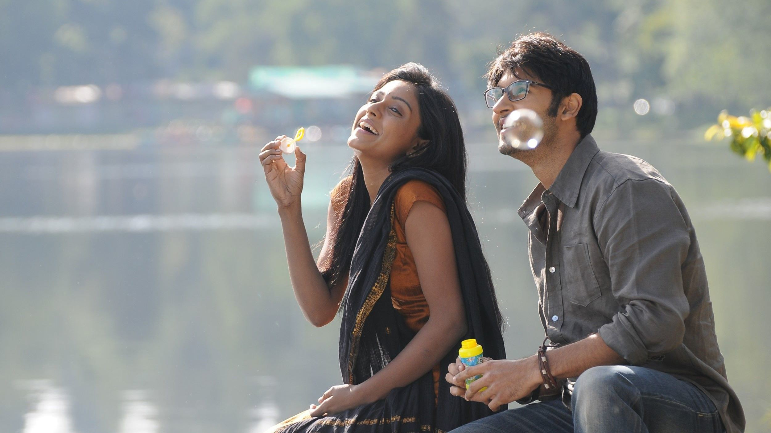 Uyir Mozhi Background