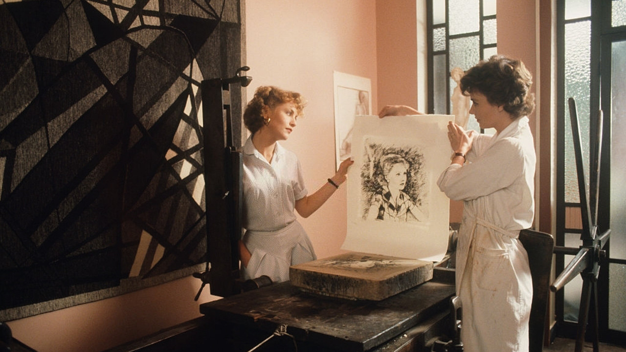 Entre Nous Background