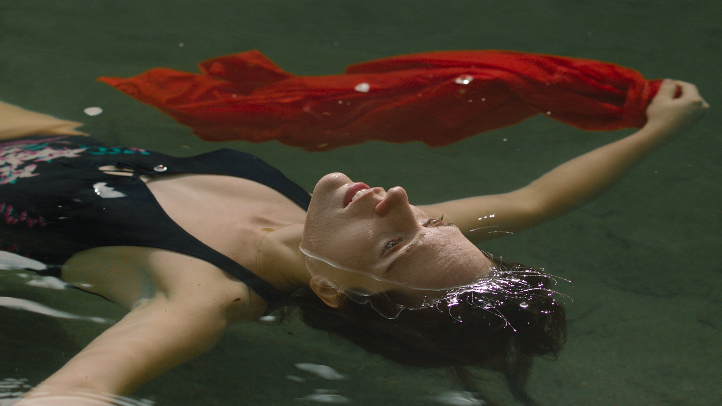 La virgen de agosto Background