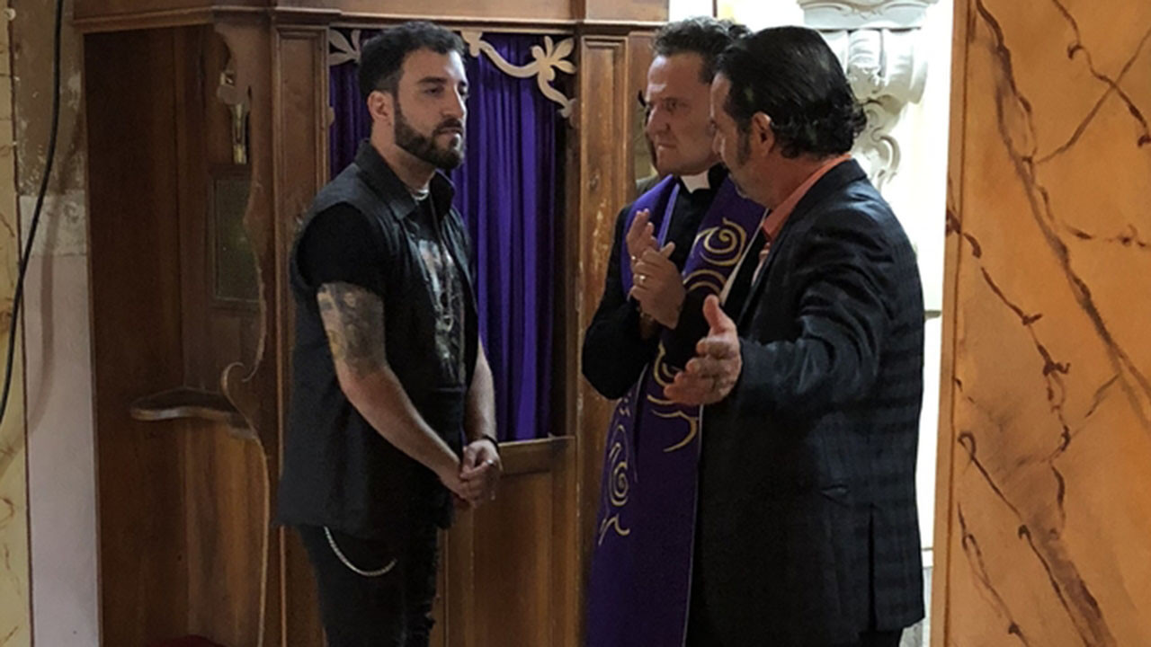 Din Don: Una parrocchia in due Background