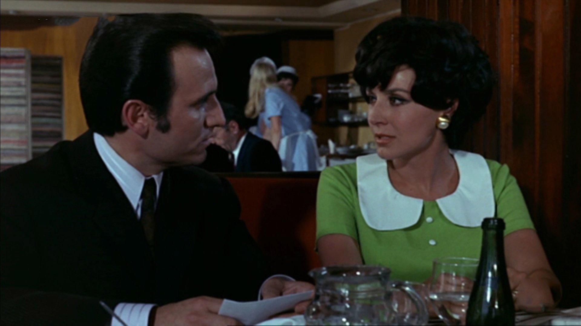 Relaciones casi públicas Background