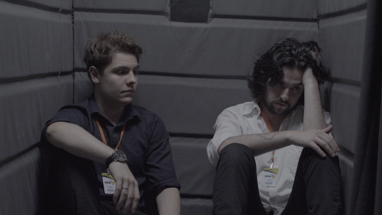 O Mesmo Encontra-se Parado Background