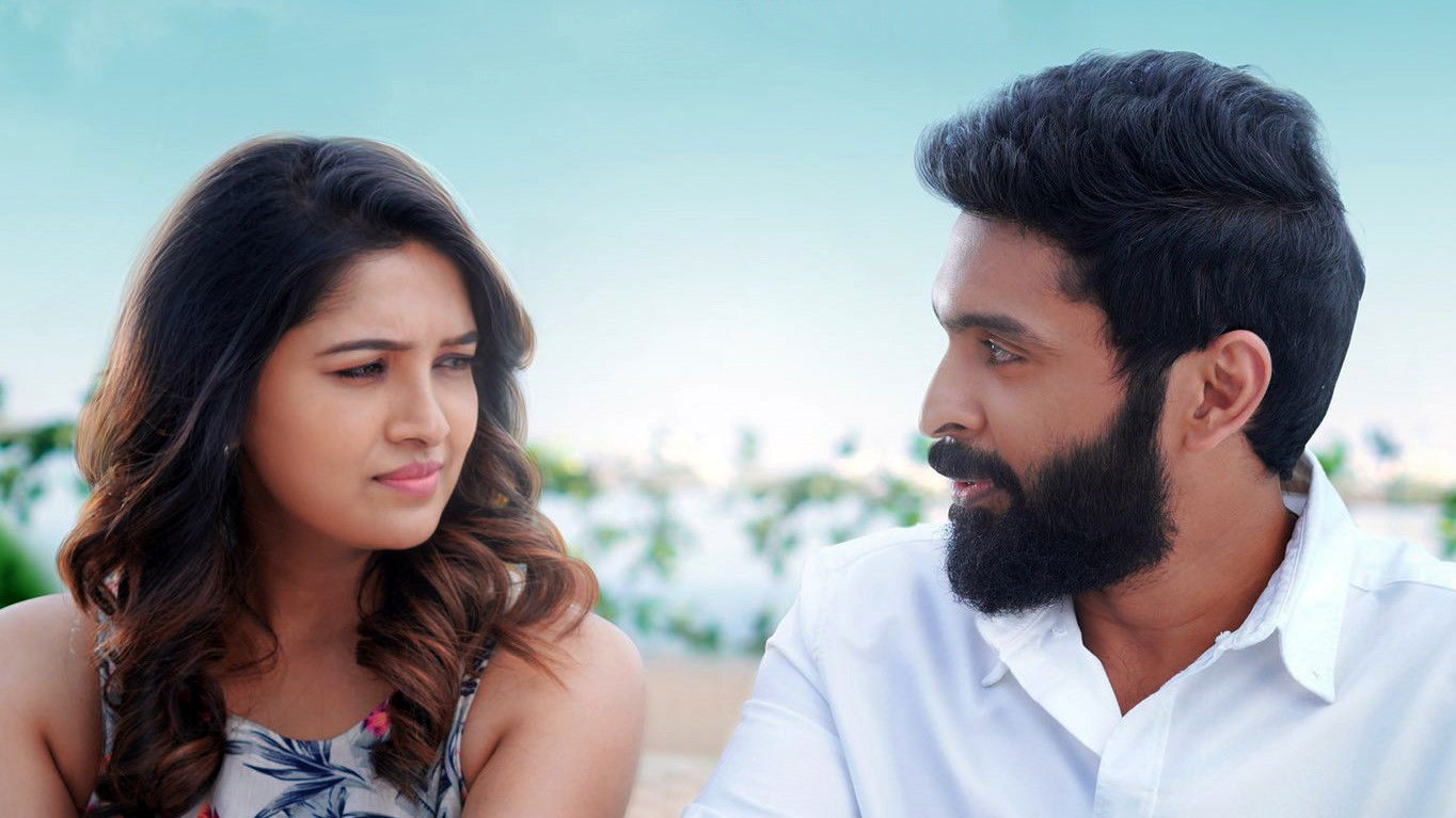 Paayum Oli Nee Yenakku Background