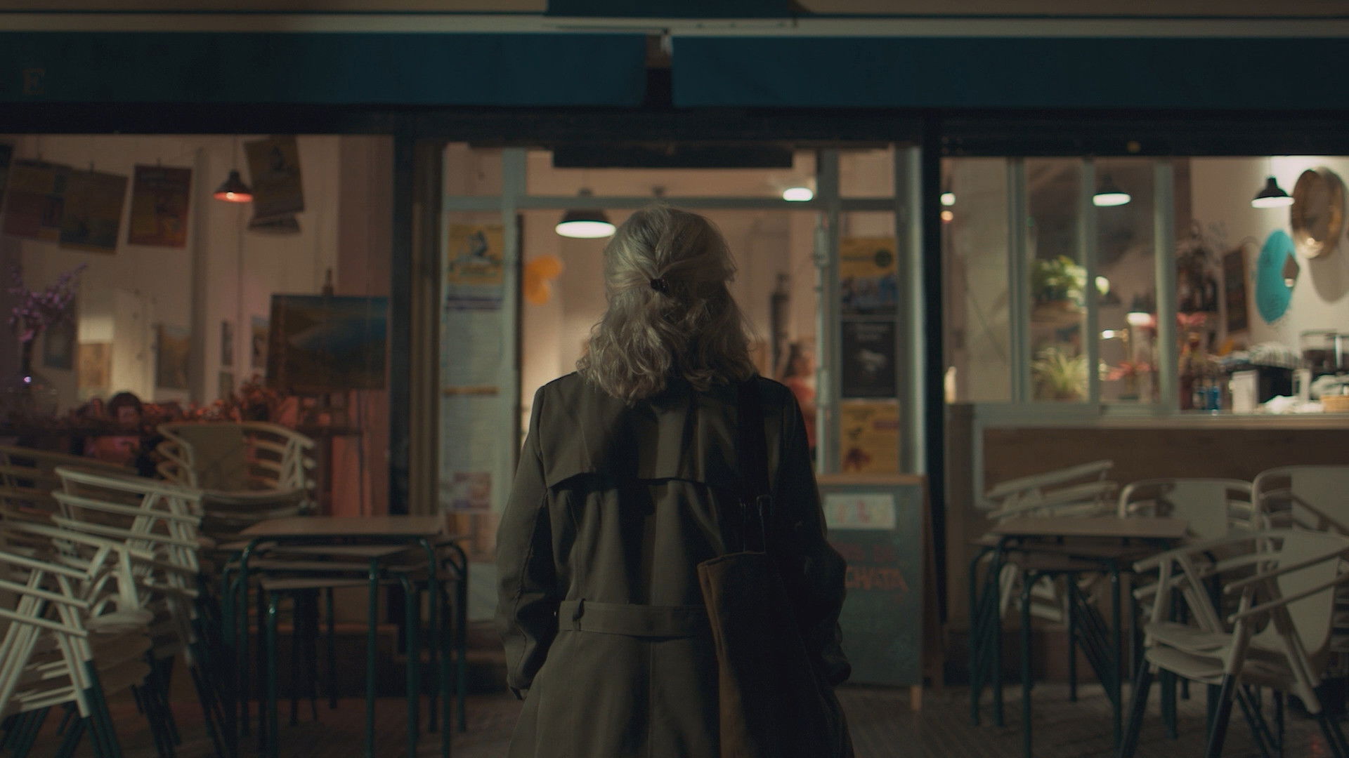 Más allá de lo común Background