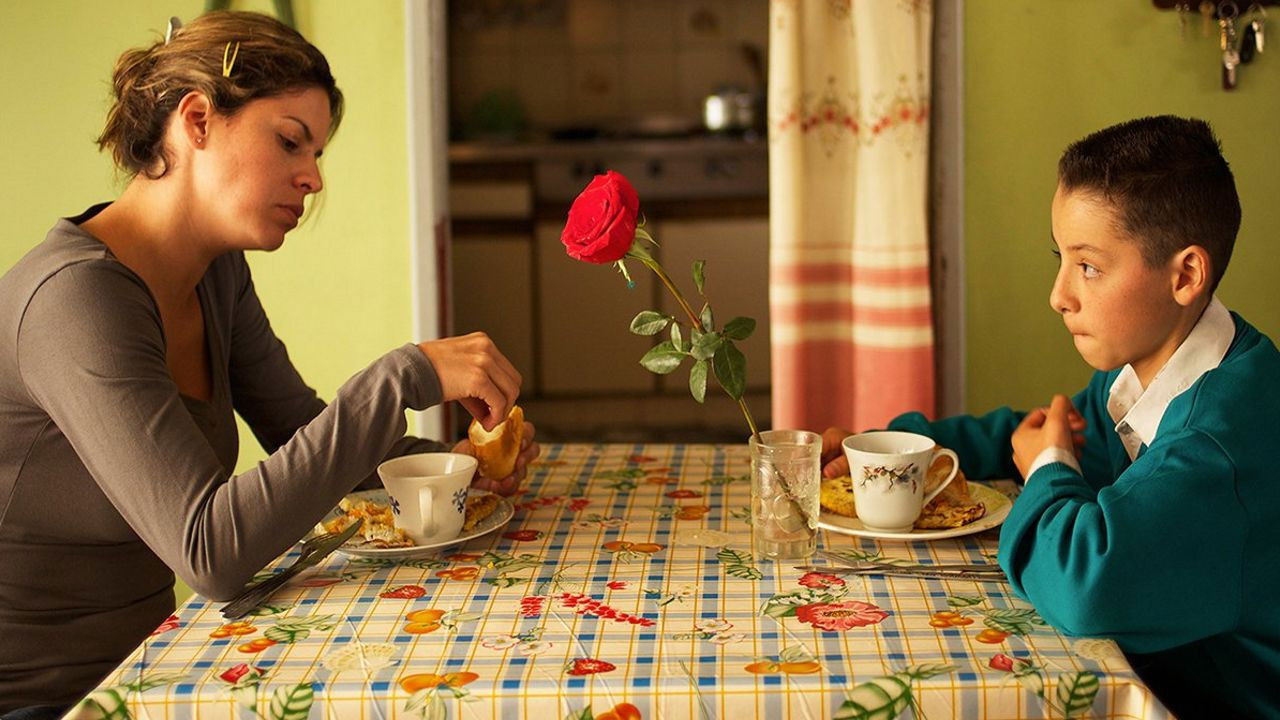 Las tetas de mi madre Background