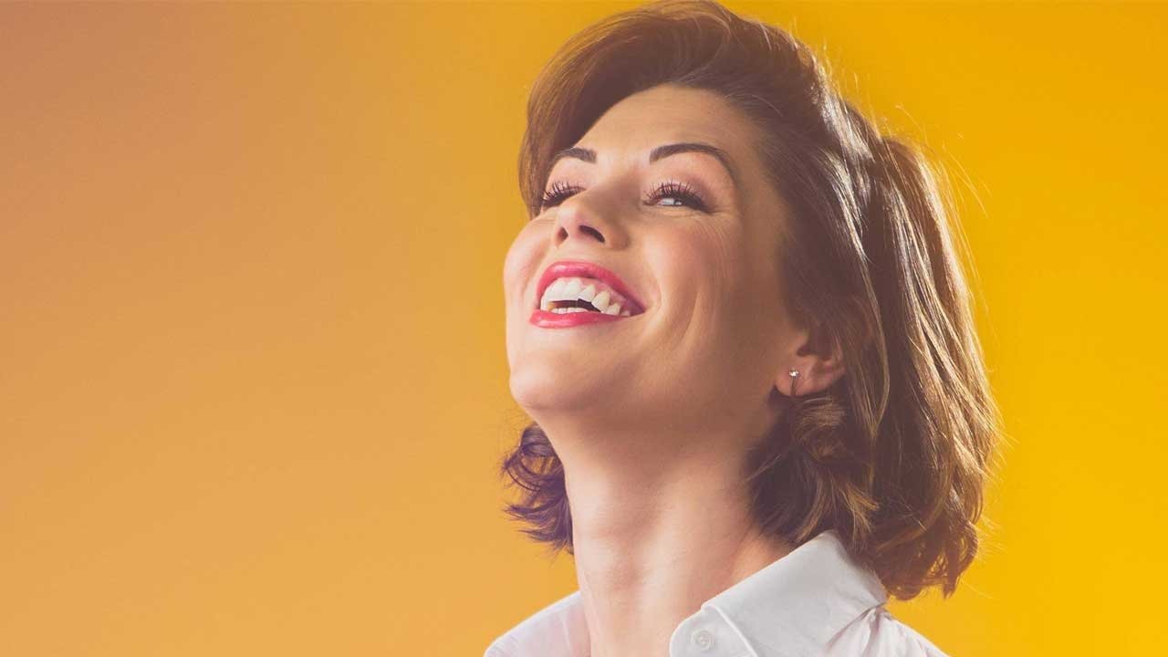 Laurie Peret - Spectacle alimentaire en attendant la pension Background