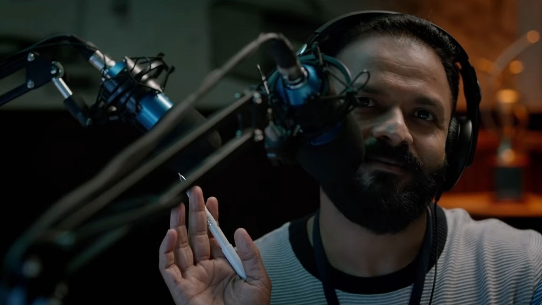 Meri Awas Suno Background