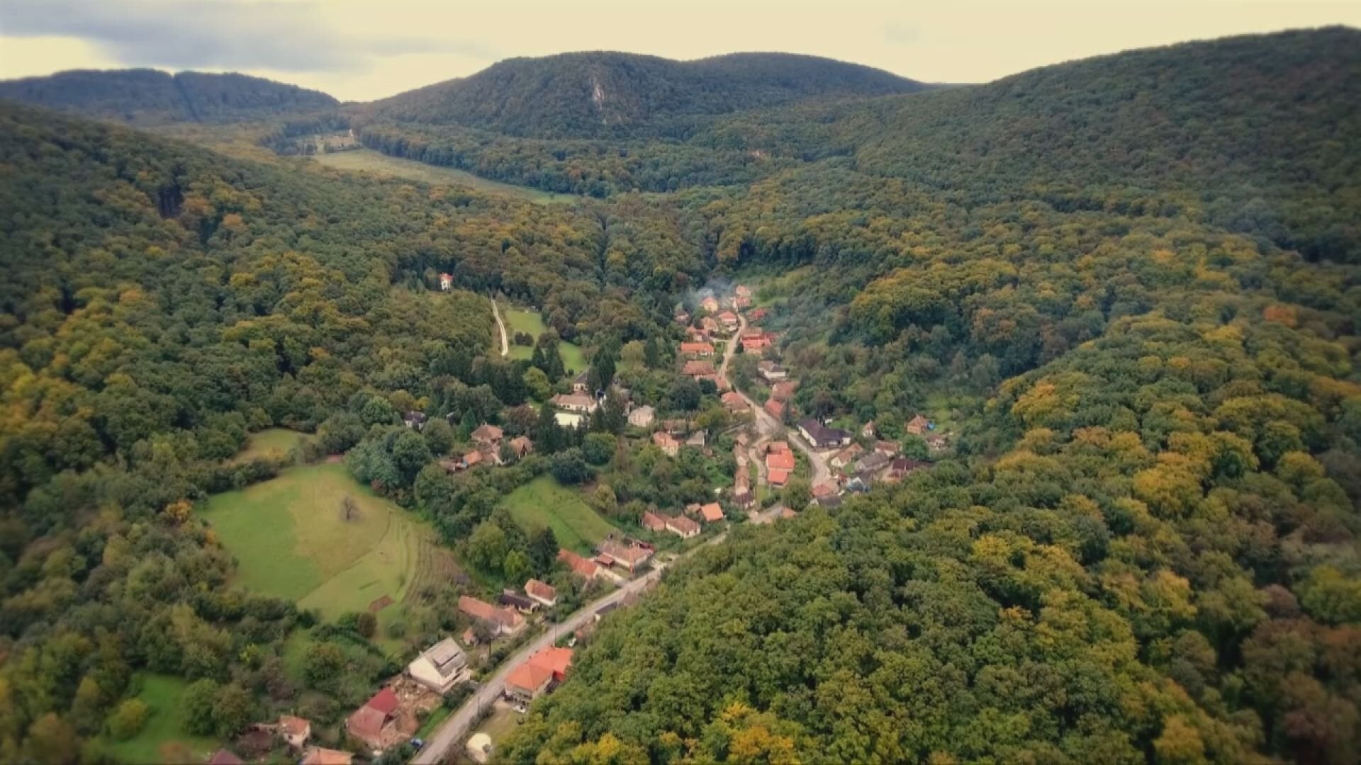 A mi kis falunk Background