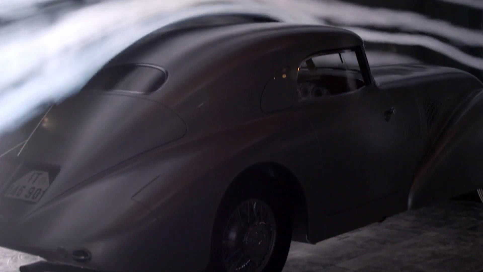 The Streamliner Case - Recreating The Mercedes-Benz 540K Background