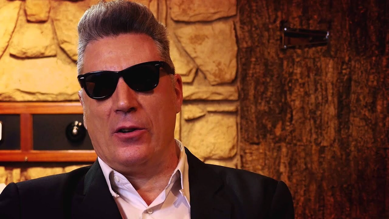 Loquillo: El creyente Background