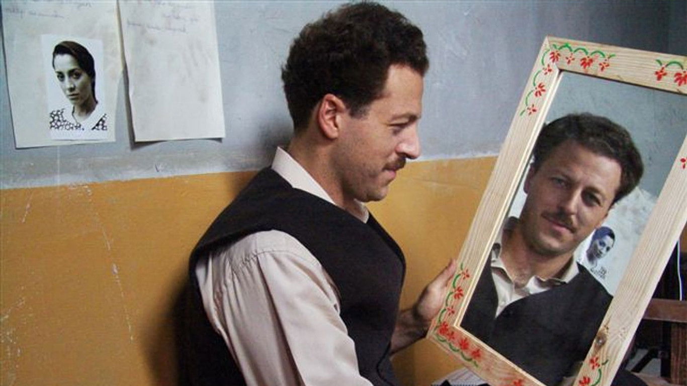 Mavi Gözlü Dev Background